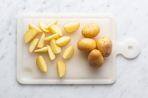 Preparazione Patate al forno con la buccia - Fase 1