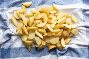 Preparazione Patate al forno con la buccia - Fase 2