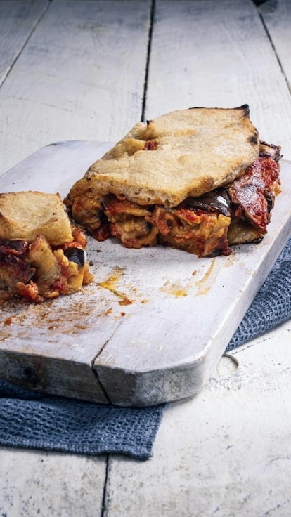 Pizza baciata con parmigiana di melanzane