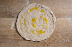 Preparazione Pizza baciata con parmigiana di melanzane - Fase 2