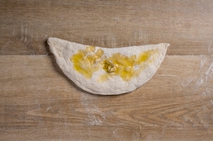 Preparazione Pizza baciata con parmigiana di melanzane - Fase 2