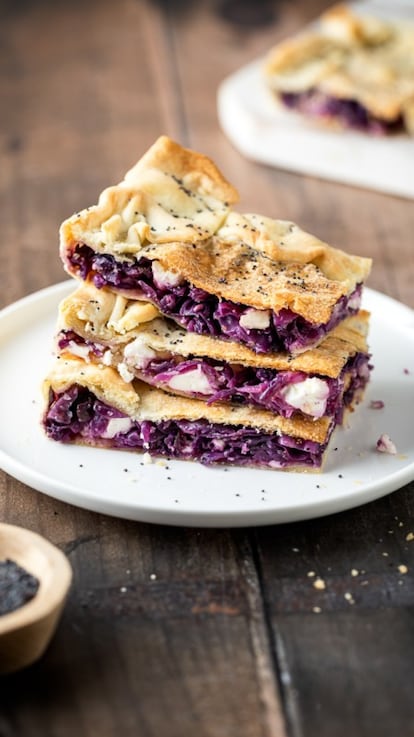 Erbazzone con cavolo viola e feta