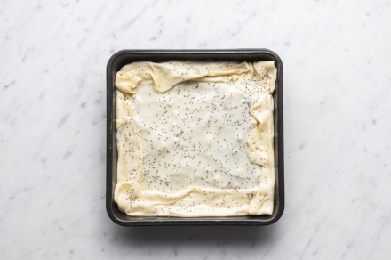 Preparazione Erbazzone con cavolo viola e feta - Fase 4 Preparazione Erbazzone con cavolo viola e feta - Fase 4