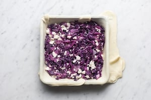 Preparazione Erbazzone con cavolo viola e feta - Fase 3