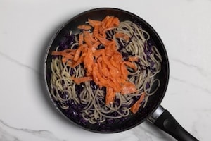 Preparazione Pasta al salmone con due ingredienti - Fase 3