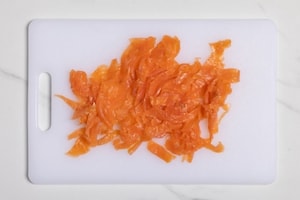 Preparazione Pasta al salmone con due ingredienti - Fase 2