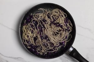 Preparazione Pasta al salmone con due ingredienti - Fase 2