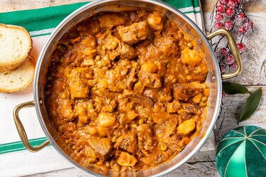 Spezzatino di manzo con patate e piselli 