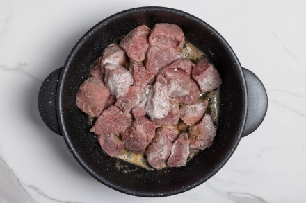 Preparazione Spezzatino di manzo con patate e piselli  - Fase 1 Preparazione Spezzatino di manzo con patate e piselli  - Fase 1