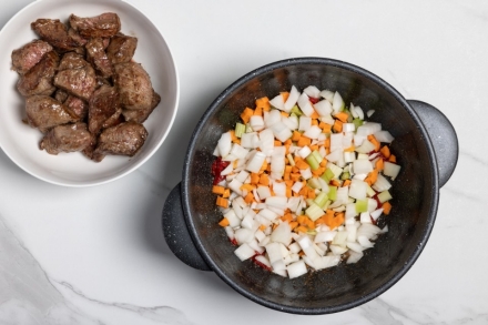 Preparazione Spezzatino di manzo con patate e piselli  - Fase 2 Preparazione Spezzatino di manzo con patate e piselli  - Fase 2