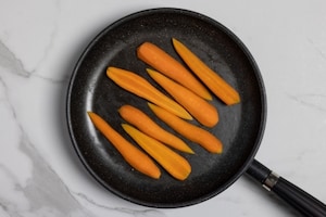 Preparazione Carote speziate in padella - Fase 1
