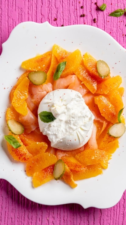 Insalata di salmone e arance con burrata