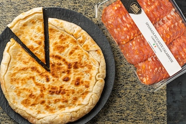 Torta salata in padella con spianata e provola