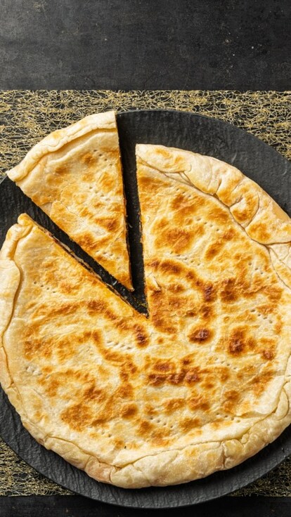Torta salata in padella con spianata e provola