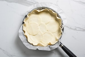Preparazione Torta salata in padella con spianata e provola - Fase 1