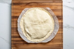 Preparazione Torta salata in padella con spianata e provola - Fase 3