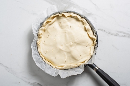 Preparazione Torta salata in padella con spianata e provola - Fase 3 Preparazione Torta salata in padella con spianata e provola - Fase 3