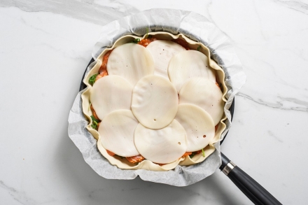 Preparazione Torta salata in padella con spianata e provola - Fase 2 Preparazione Torta salata in padella con spianata e provola - Fase 2