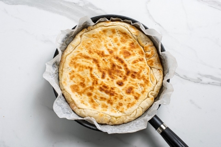 Preparazione Torta salata in padella con spianata e provola - Fase 4 Preparazione Torta salata in padella con spianata e provola - Fase 4