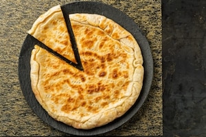 Preparazione Torta salata in padella con spianata e provola - Fase 4