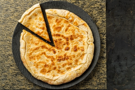 Preparazione Torta salata in padella con spianata e provola - Fase 4 Preparazione Torta salata in padella con spianata e provola - Fase 4