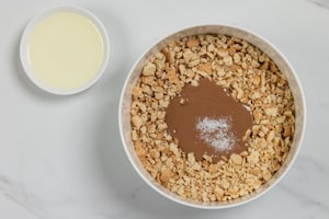 Preparazione Torta fredda al cioccolato con biscotti Oro Saiwa - Fase 1