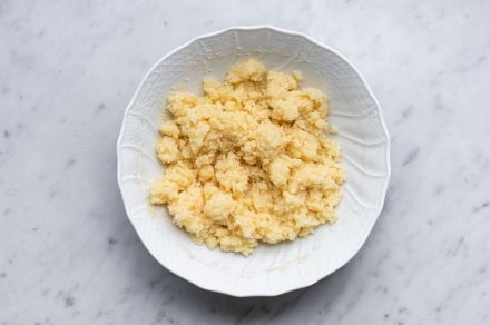Preparazione Sbriciolata fragole e Grana Padano - Fase 1 Preparazione Sbriciolata fragole e Grana Padano - Fase 1