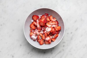 Preparazione Sbriciolata fragole e Grana Padano - Fase 3
