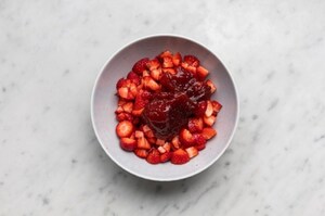 Preparazione Sbriciolata fragole e Grana Padano - Fase 3