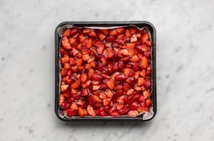 Preparazione Sbriciolata fragole e Grana Padano - Fase 4