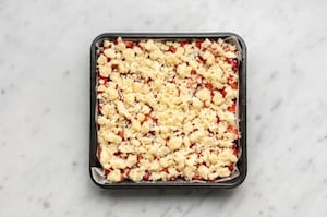 Preparazione Sbriciolata fragole e Grana Padano - Fase 4