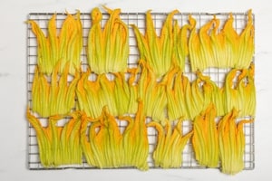Preparazione Chips di fiori di zucca - Fase 1