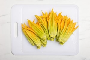 Preparazione Fiori di zucca in padella - Fase 1