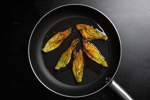 Preparazione Fiori di zucca in padella - Fase 4