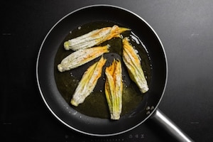 Preparazione Fiori di zucca in padella - Fase 3