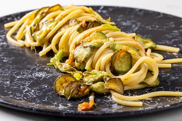 Pasta con fiori di zucca e zucchine