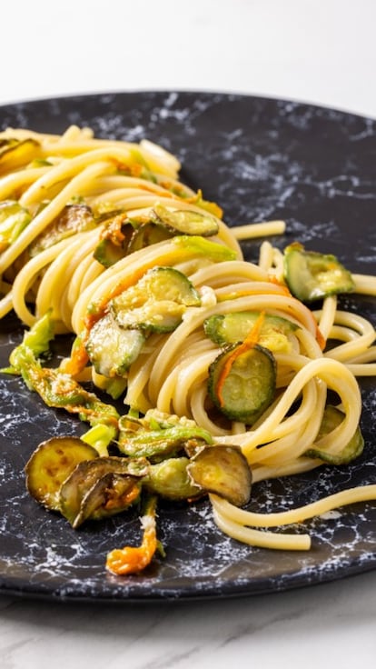 Pasta con fiori di zucca e zucchine