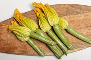 Preparazione Pasta con fiori di zucca e zucchine - Fase 1