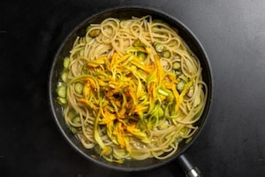 Preparazione Pasta con fiori di zucca e zucchine - Fase 4