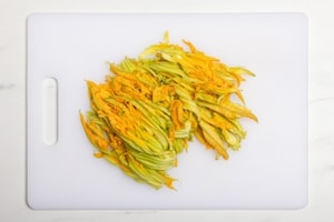 Preparazione Pasta con fiori di zucca e zucchine - Fase 2