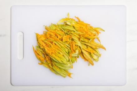 Preparazione Pasta con fiori di zucca e zucchine - Fase 2 Preparazione Pasta con fiori di zucca e zucchine - Fase 2