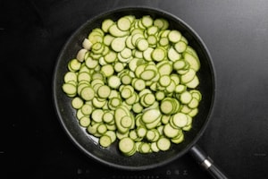 Preparazione Pasta con fiori di zucca e zucchine - Fase 2