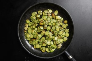 Preparazione Pasta con fiori di zucca e zucchine - Fase 3