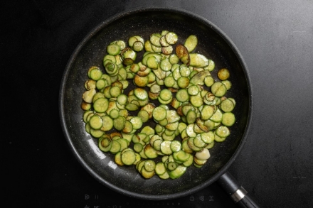 Preparazione Pasta con fiori di zucca e zucchine - Fase 3 Preparazione Pasta con fiori di zucca e zucchine - Fase 3