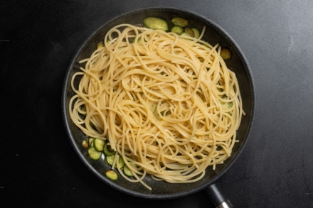 Preparazione Pasta con fiori di zucca e zucchine - Fase 3 Preparazione Pasta con fiori di zucca e zucchine - Fase 3