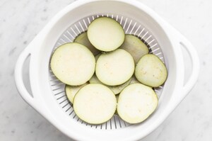 Preparazione Petto di pollo alla norma - Fase 1