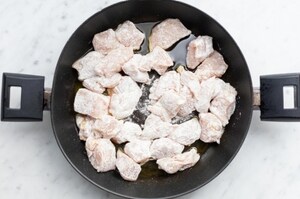 Preparazione Petto di pollo alla norma - Fase 4