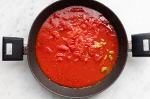 Preparazione Petto di pollo alla norma - Fase 4