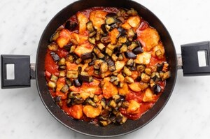 Preparazione Petto di pollo alla norma - Fase 5