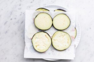 Preparazione Petto di pollo alla norma - Fase 2